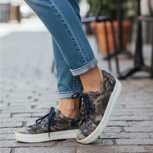 J/slides Women’s Hippie Suede Camo sneakers Green/Black size 8.5